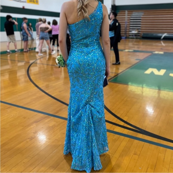 Prom Dress! 👗 - Picture 2 of 4